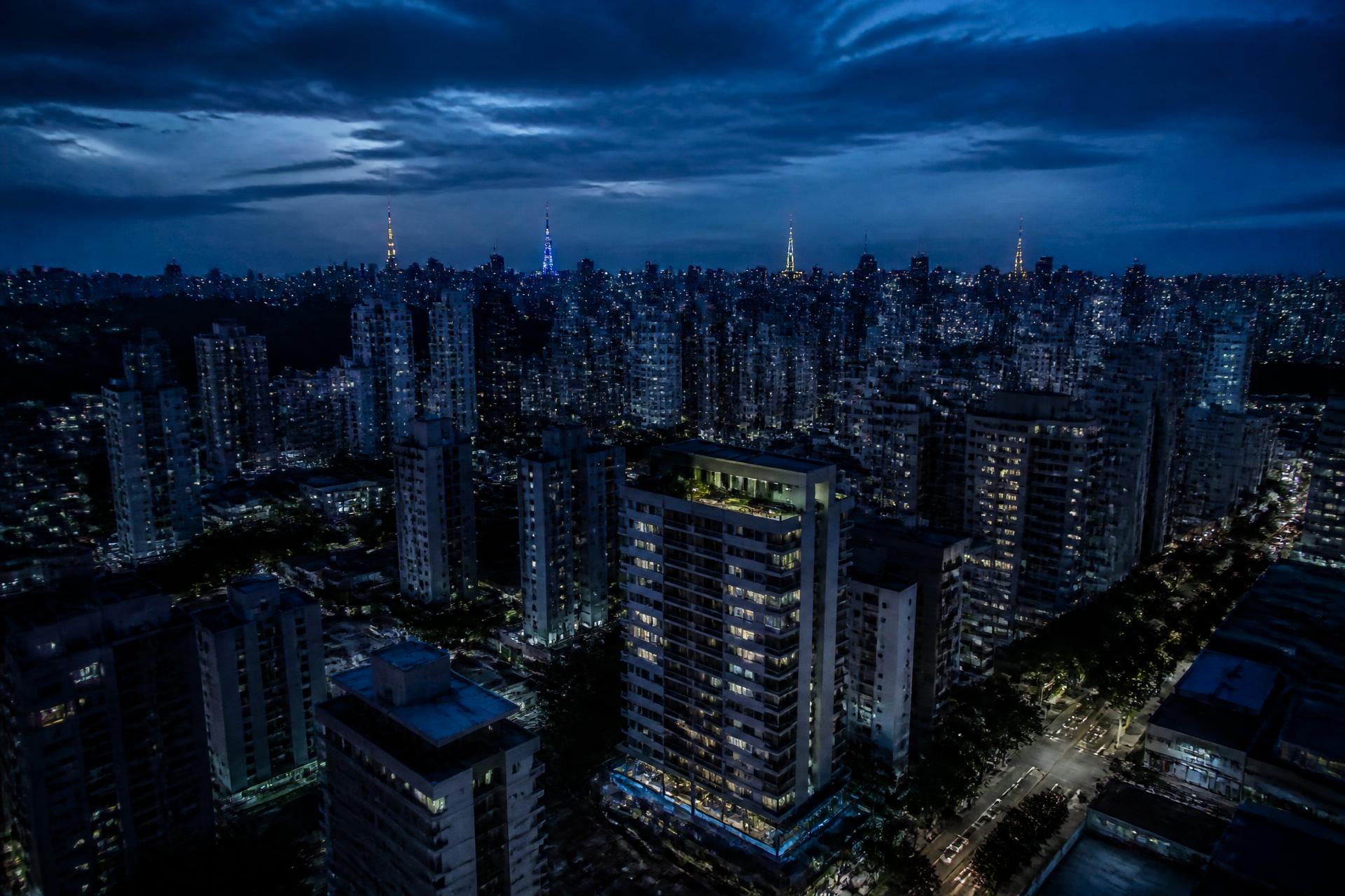 Vista aérea de São Paulo à noite — apartamentos e oportunidades imobiliárias